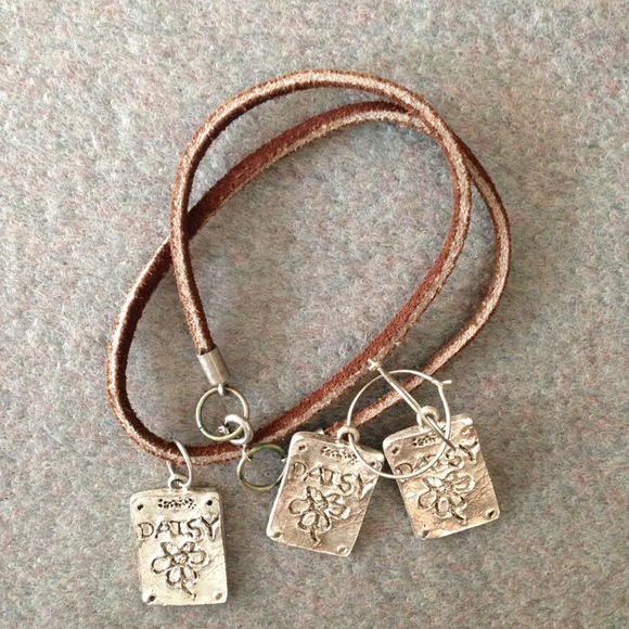👛<SOLD>👛Daisy Necklace & Earrings