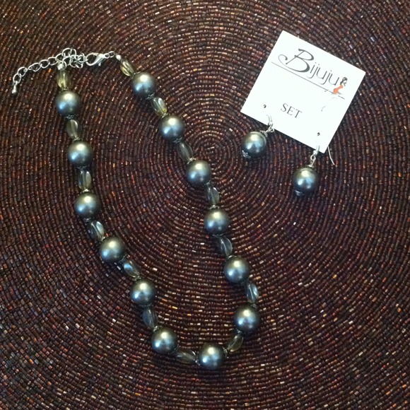 Gray colored jewelry set