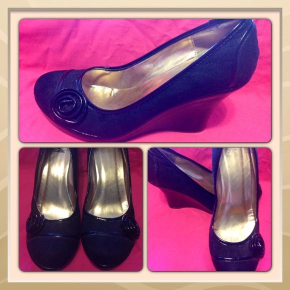 Shoes - Black wedges !!
