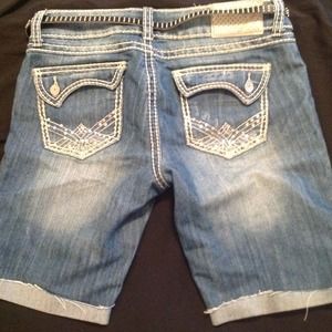 Denim distressed shorts with belt