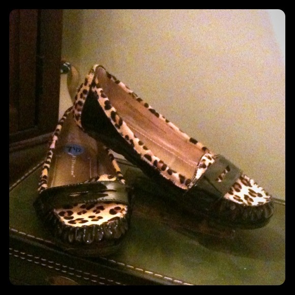 SOLD in bundle **** BCBG black/leopard loafers