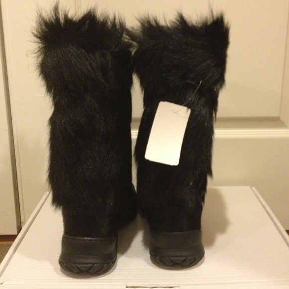 Native American-style fur boots! - Picture 3 of 4