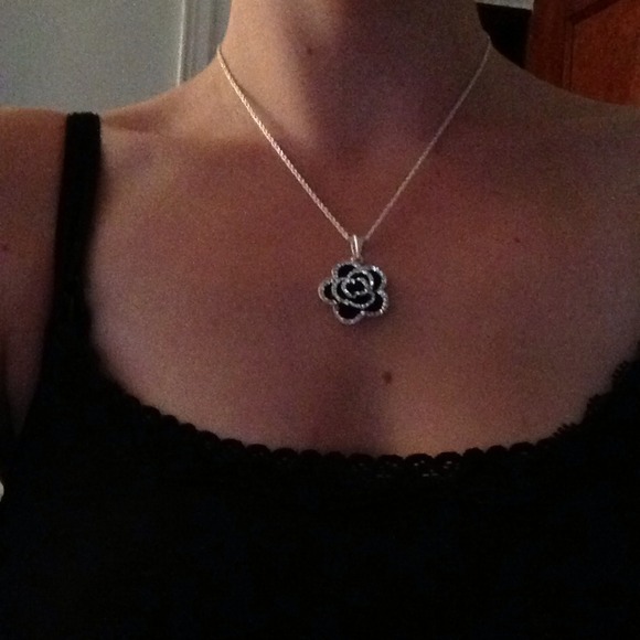 Flower necklace, earring set - Picture 3 of 4