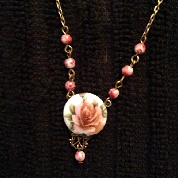 💰SOLD IN BUNDLE💰Vintage style rose necklace - Picture 1 of 3
