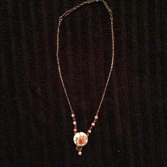 💰SOLD IN BUNDLE💰Vintage style rose necklace - Picture 2 of 3