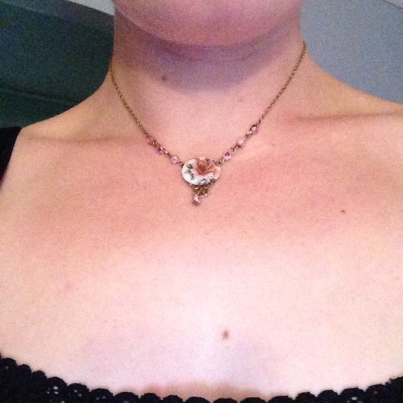 💰SOLD IN BUNDLE💰Vintage style rose necklace - Picture 3 of 3