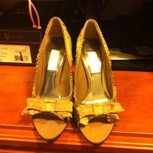 👠JLo peep toe dark nude bow heels🎀