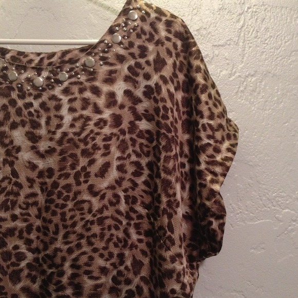 Loose leopard top. - Picture 2 of 3