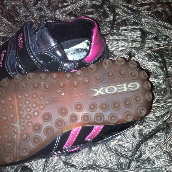 Geox toddler sneaker size 5.5 toddler. - Picture 3 of 4