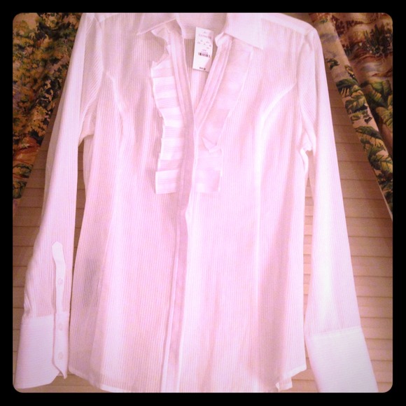 NEW white blouse with slim fit styling