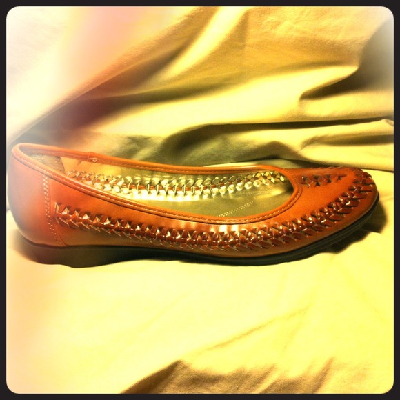 Comfortable brown flats