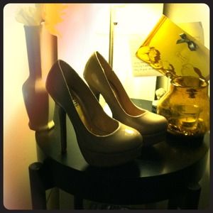 Never Worn Nude Pumps