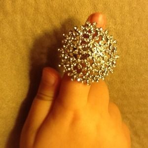 💖💕💙💞Gorgeous  flower ring..🎀💄💎💍