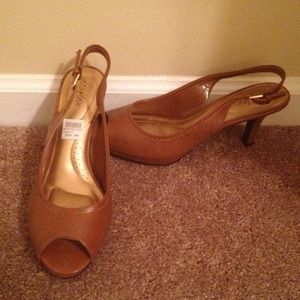 Cognac peep toe.