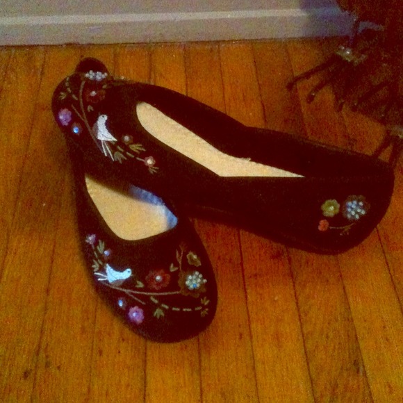 Nice floral with birds Aldo flats