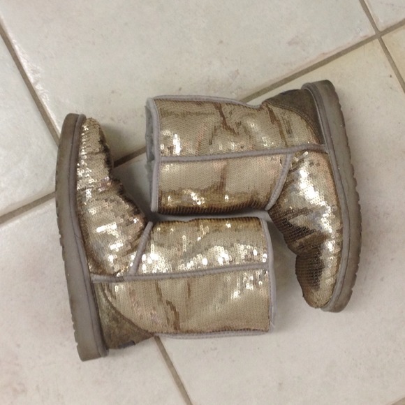 🚫SOLD🚫✨Ugg short classic sparkle boots.✨ - Picture 2 of 4