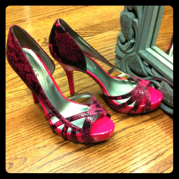 GUESS Brand New Hot Pink Peep Toed High Heels