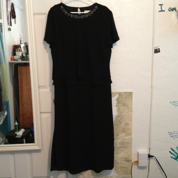 Dresses & Skirts - Flattering black dress.