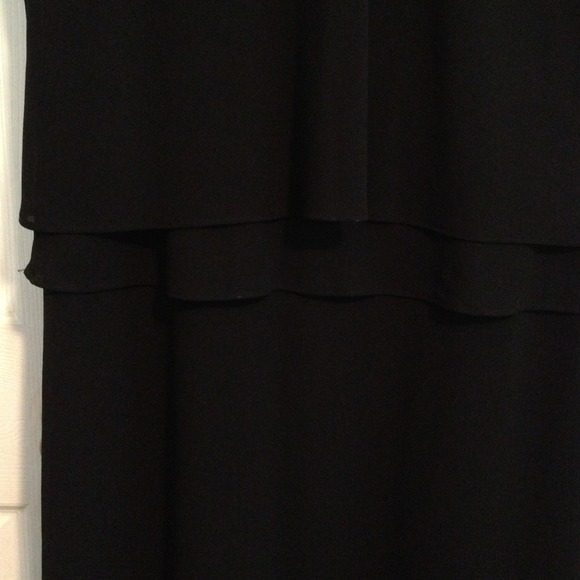 Flattering black dress. - Picture 3 of 3