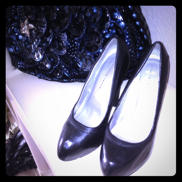 Black pumps