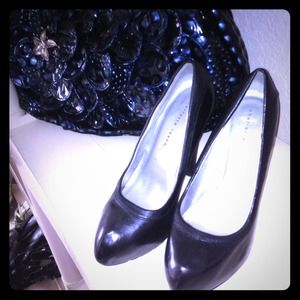 Black pumps