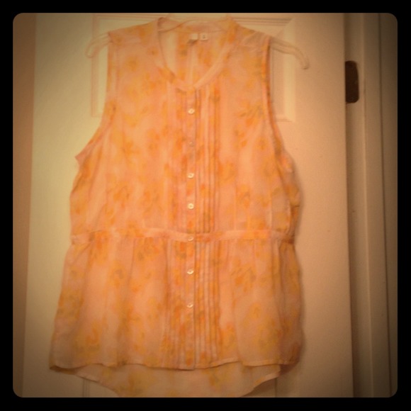 💥NWT🎉 dressing yellow pleaded shirt!