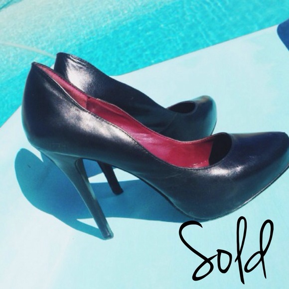 Steve Madden Shoes - Steve Madden vivvaa black leather pumps 👠👠