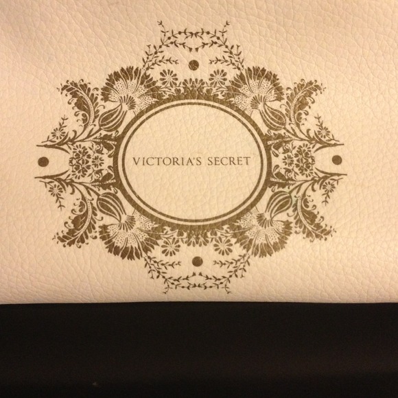 SOLD to @desheets. Victoria Secret make up bag - Picture 2 of 4