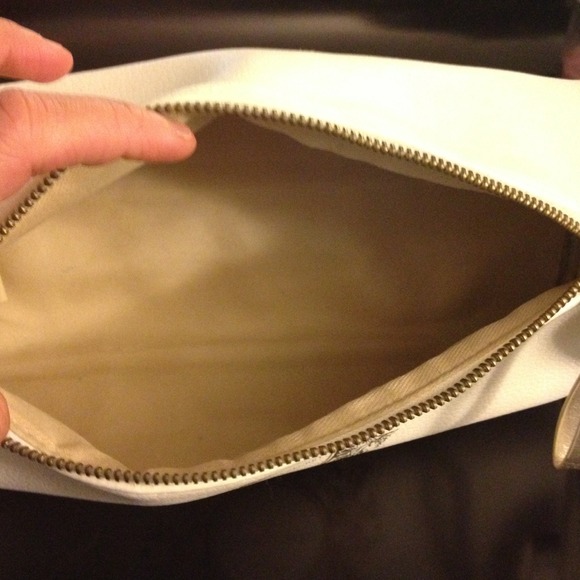 SOLD to @desheets. Victoria Secret make up bag - Picture 3 of 4