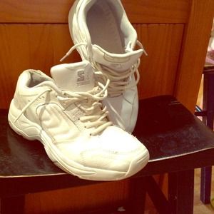 Mens Starter tennis shoes. Like new.