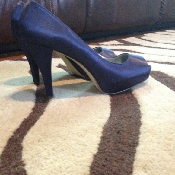 ⚡FLASH SALE!⚡Navy peep toe heels
