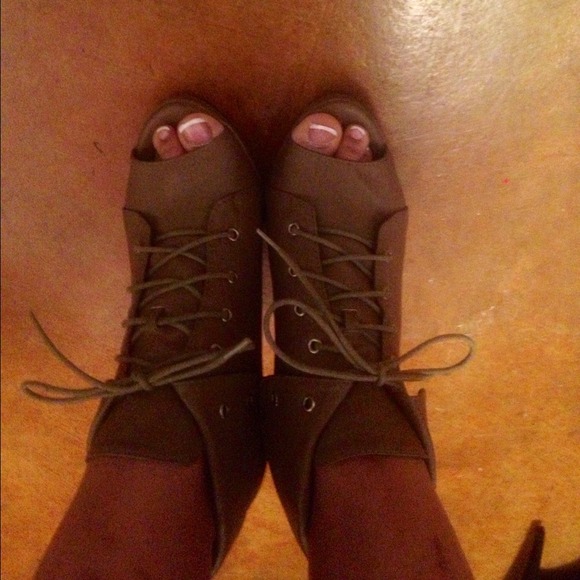 Open toe heels - Picture 2 of 3