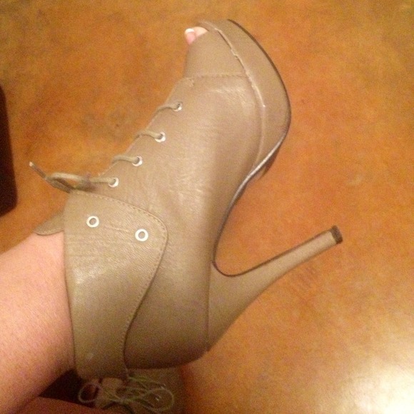 Open toe heels - Picture 3 of 3