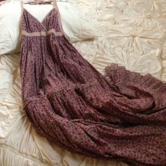 Super flowing floral maxi dress!