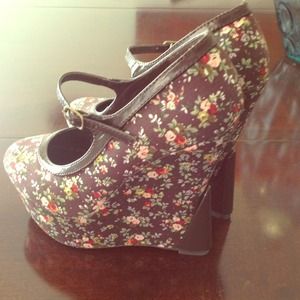 Liliana brown floral wedges