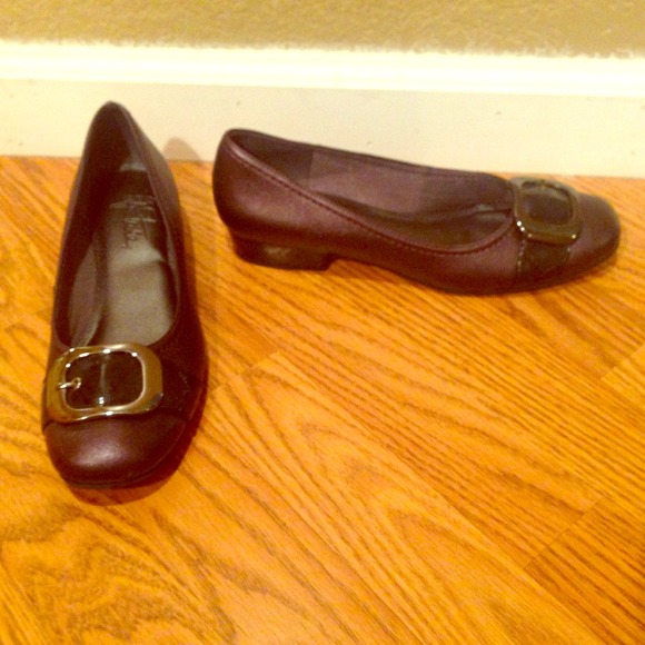 Life stride plum flats barely worn!