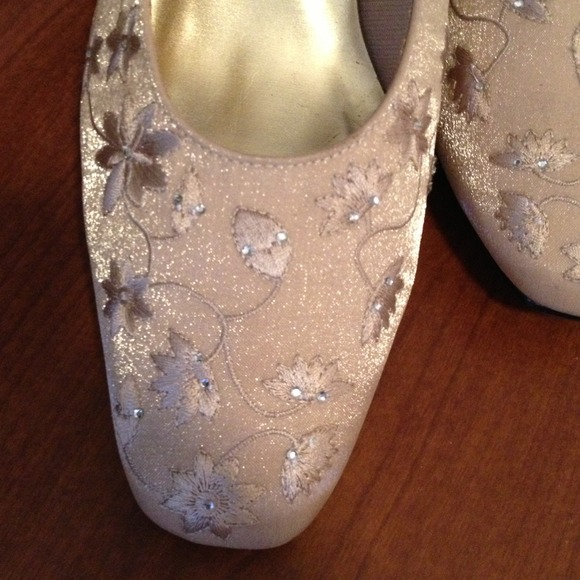 Pretty heels. - Picture 2 of 4