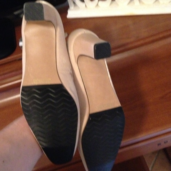 Pretty heels. - Picture 4 of 4