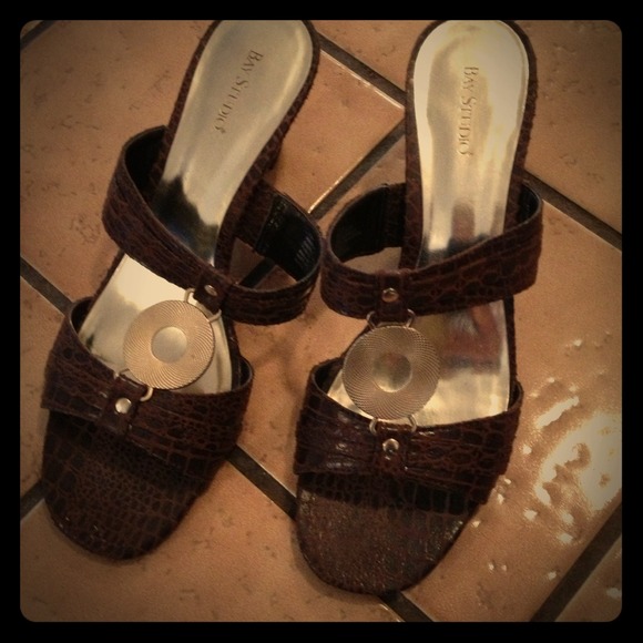 Brown sandal heels.