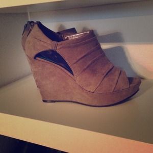 Carlos Santana grey/taupe suede wedges