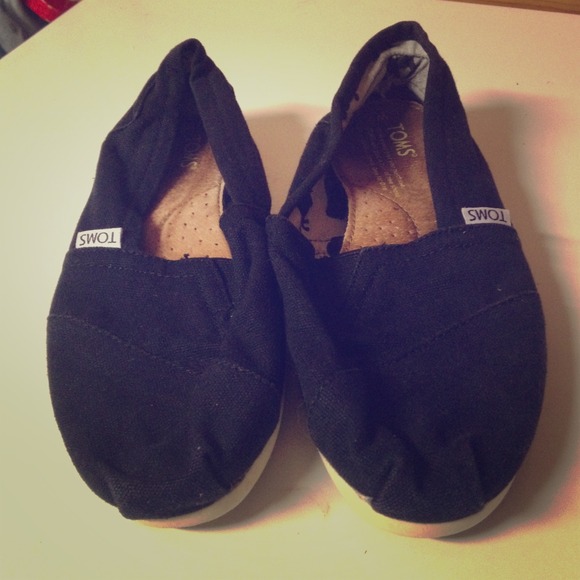 ❌SOLD❌Black Canvas TOMS Shoes!❤