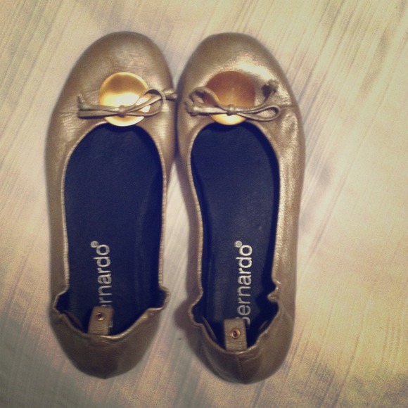 ✂️Reduced✂️ champagne metallic ballet flats.