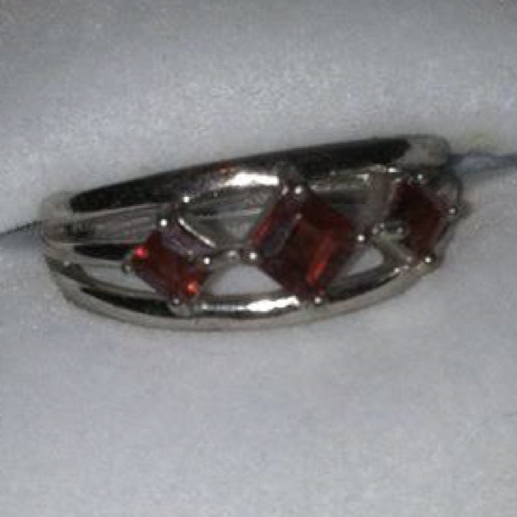 Size 7 sterling silver and garnet ring