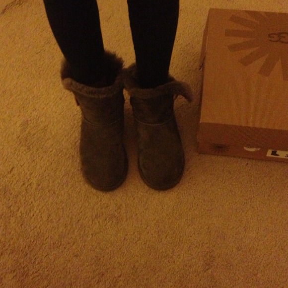 Reserved!!Gently used little girl gray Uggs sz 3