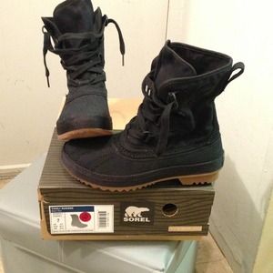 Black/Noir pair of women's Sorel boots