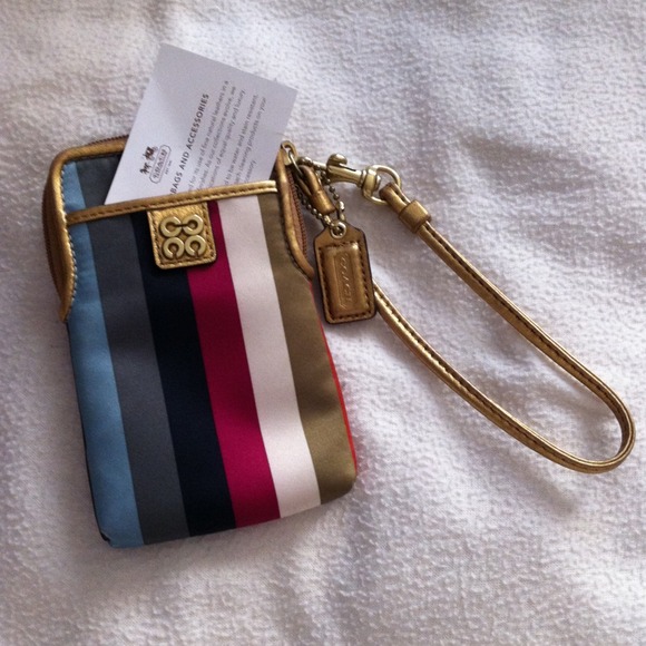 ❌❌SOLD❌❌Authentic coach wristlet - Picture 1 of 2