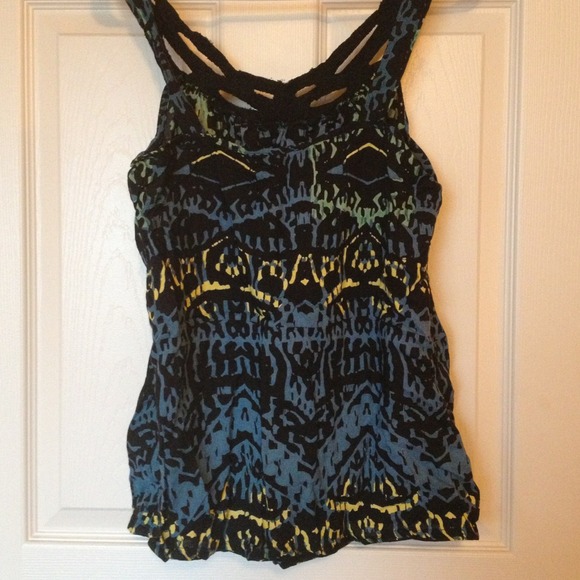 ✨SOLD✨Two Strap Pattern Top - Picture 3 of 4