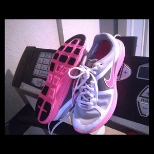 🎀Reduced🎀 Nike pink shoes. 8.5.
