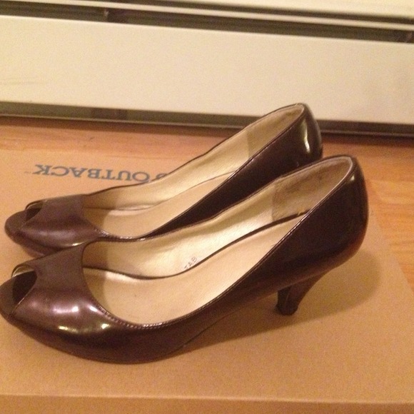 Brown comfy pumps.