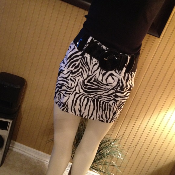Black & white skirt with belt